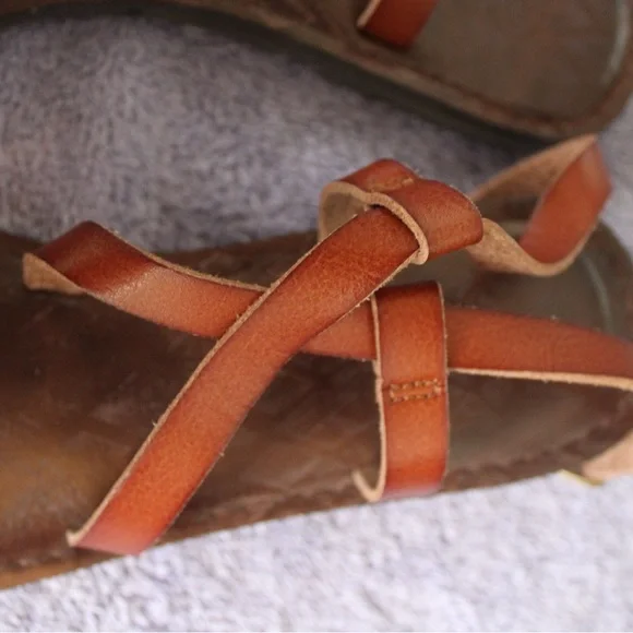 Time and Tru Size 9 Women’s Brown Sandals with Crisscross Straps and Ankle Strap - Picture 3 of 7